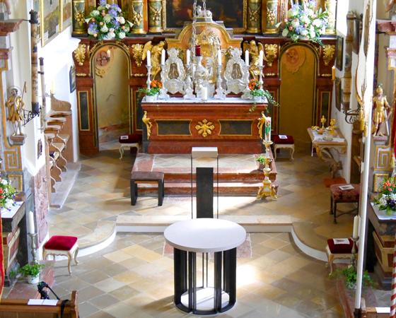 Bei allen Musikern beliebt sind der schöne Altarraum und die hervorragende Akustik der Leonhardikirche. Foto: VA