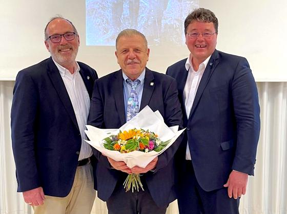 Die Bürgermeister Dr. Stefan Straßmair (l.) und Thomas Loderer (r.) gratulierten dem Stiftungsleiter Albert Oehrlein zu 25 Jahren Rothenanger-Stiftung. Foto: hw