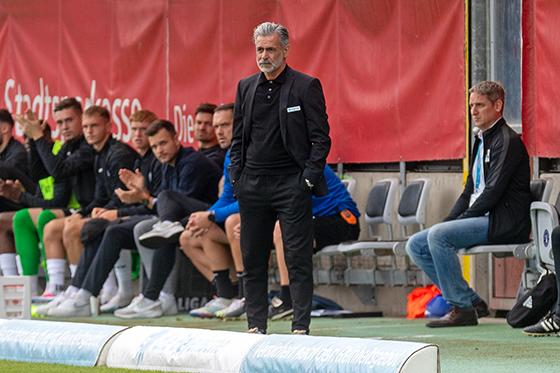 Fahndung nach einem Mittelstürmer: Trainer Maurizio Jacobacci. Foto: Anne Wild