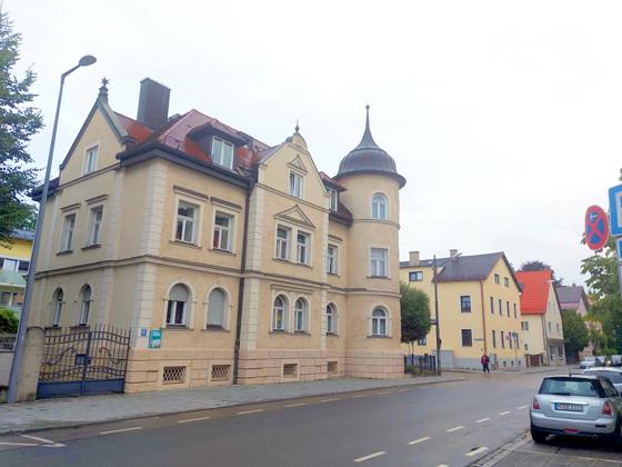 In der Pelkovenstraße findet man viele denkmalgeschützte Häuser  vom Bauernhaus bis zur Villa. Foto: bas