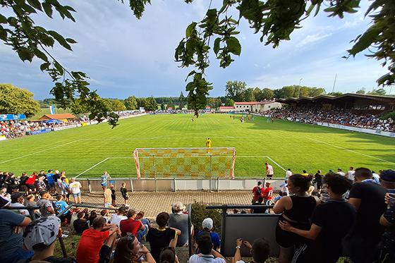 Sommerliche Landpartie: Stadion am Schüsselhauser Kreuz. Foto: M. Forster