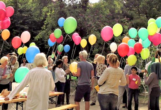 Auch Feiern im Grünen mit bunten Luftballons gehört zu einer guten Nachbarschaft. Foto: Nachbarschaft Schwabing