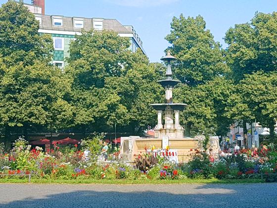 Der Weißenburger Platz ist vor allem im Sommer ein beliebter Treffpunkt im Franzosenviertel. Foto: bas