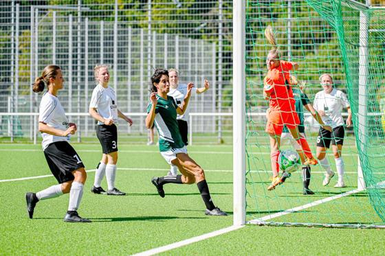 Gegen den vier Klassen höher spielenden FC Stern (weiß) schaffte der TSV Turnerbund (grün) die Pokalsensation. Jetzt kommt der FC Forstern. Foto: S. Hecken