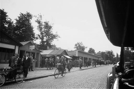 Nach dem Krieg kam das Alltagsleben langsam wieder in Gang. Dieses Foto von Geschäften auf der Möhlstraße wurde am 30. Juni 1949 aus einem Polizeiauto heraus aufgenommen. Foto: Stadtarchiv München