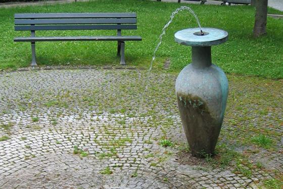 In weitem Strahl spendet der Vasenbrunnen in Milbertshofen beständig frisches Trinkwasser. So kann man jederzeit den Durst stillen oder seine Flasche auffüllen. Foto: Baureferat