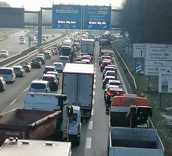 Zu langen Verzögerungen kam es aufgrund der massiven Aktionen von Klimaklebern im Raum München. Foto: gcdw