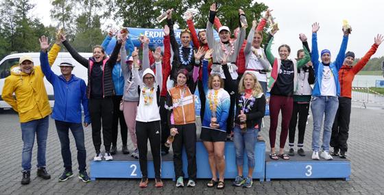Ein Stockerl für viele: Große Freude herrschte bei den Siegern des 3MUC Triathlons. Foto: Hans Büchler