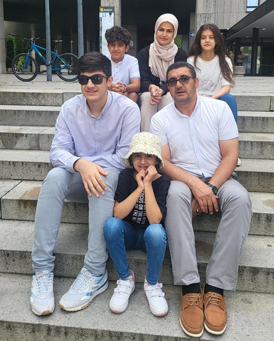 Zaniar Tondro (l.) mit seiner Familie, den Zwillingen Mardin und Zhonan, seiner Mutter Khadijeh Ahmadi, Vater Hamzeh und vorne in der Mitte Schwester Zhina. Foto: The Munich Circle