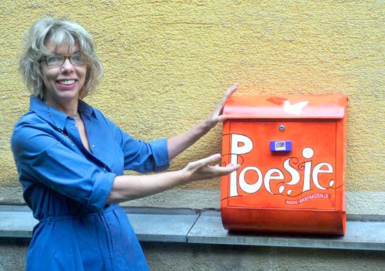 Katharina Schweissguth präsentierte 2013 zum ersten Mal ihren Poesiebriefkasten. Dieser feiert nun beim Festival "Ois Giasing!" seinen 10. Geburtstag. Foto: privat