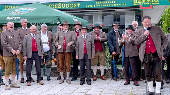 Bürgermeister Thomas Loderer (r.) wird gemeinsam mit dem Ottobrunner Sängerkreis die Gäste des 33. Straßenfestes begrüßen. Foto: hw