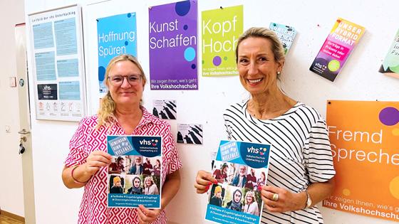 Die neue Vorsitzende der vhs-Unterhaching, Lydia Waldner (r.) und die vhs-Leitung Barbara Sporrer freuen sich, das neue Programm vorstellen zu dürfen.  Foto: hw