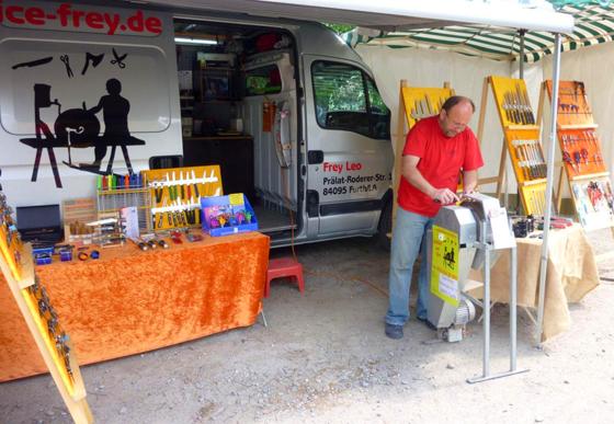 Leo Frey kommt mit seinem mobilen Schleifstand am 15. September auf den Wochenmarkt nach Poing.  Foto: Frey