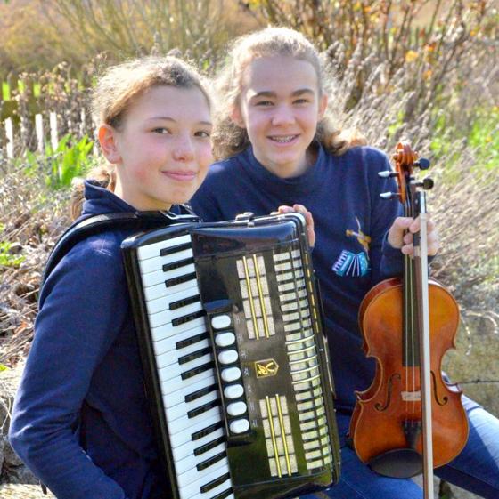 Lotti Lettner auf der Geige (rechts) und Anna Füssel auf dem Akkordeon geben in Giesing ein SommerHofKonzert. Foto: Karin Füssel