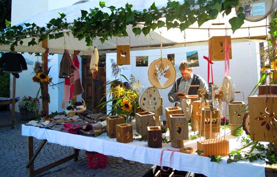 Dekoratives, Kulinarisches und vieles mehr gibt es beim Bauernmarkt zu kaufen. Foto: Heimatverein Frauenneuharting
