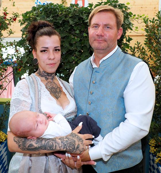 Das Wirte-Ehepaar Jessica und Andreas Avi ließen ihr Kind, den kleinen Liam, auf der Wiesn bei einem Gottesdienst taufen. Foto: Ingeborg Hoffmann