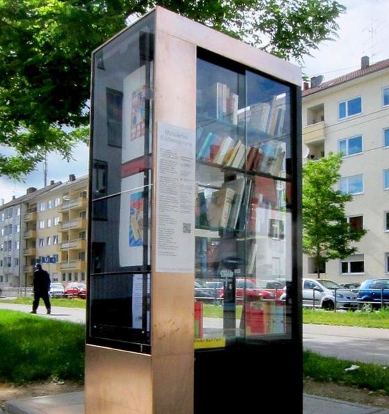 Der erste Bücherschrank in Moosach (Foto) steht in der Bunzlauer Straße. Die Borstei bekommt am 7. Oktober ihren eigenen. Foto: Die Linie 1