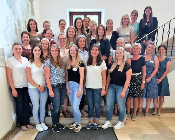 22 neue Studierende wurden an der Landwirtschaftsschule Ebersberg, Abteilung Hauswirtschaft, von ihren Lehrern zum Semesterstart begrüßt. Foto: AELF Ebersberg-Erding
