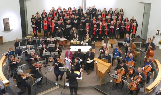 Chor und Orchester bringen in St. Maximilian-Kolbe, Perlach-Süd "Ein Deutsches Requiem" zu Gehör. Foto: Haerst