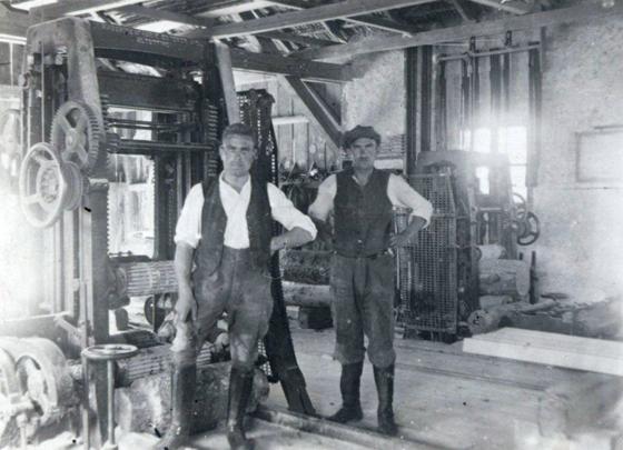 So sah es in der Seidlmühle in den 1930er-Jahre aus. Das Bild zeigt Mitarbeiter vor den Sägegattern.  Foto: Schlossmuseum
