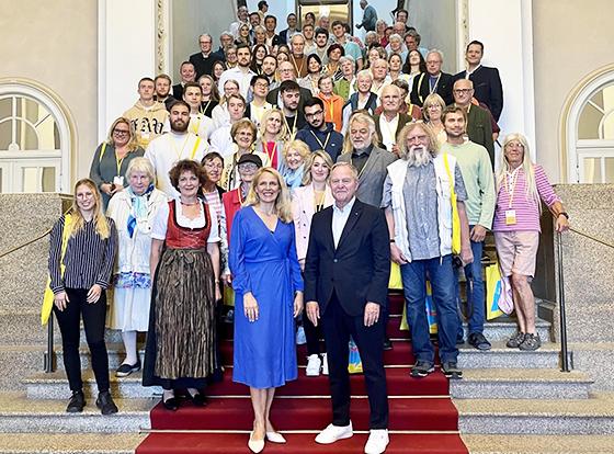 Bayerische Geschichte und moderne Demokratie hautnah erleben: Interessierte Bürger zu Besuch bei Julika Sandt und Wolfgang Heubisch im Bayerischen Landtag. Foto: FDP