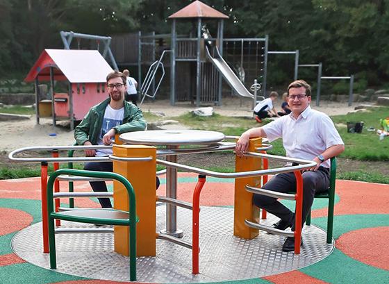 Kinder- und Jugendbeauftragter Christian Ebbecke (links) und Stadtrat Fabian Ewald haben das neue Karussell bereits vor Ort getestet. Foto: CSU