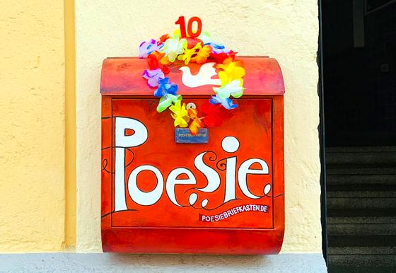 Seit zehn Jahren gibt es den Poesiebriefkasten in der Wirtstraße 17. Geburtstag feiert er im Motorama. Foto: privat