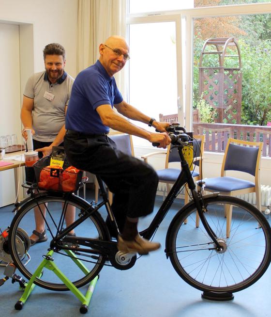 Zu den zahlreichen Aktionen gehört auch Radfahren und dabei Strom erzeugen mit dem Ökotrainer. Foto: Caritas München West