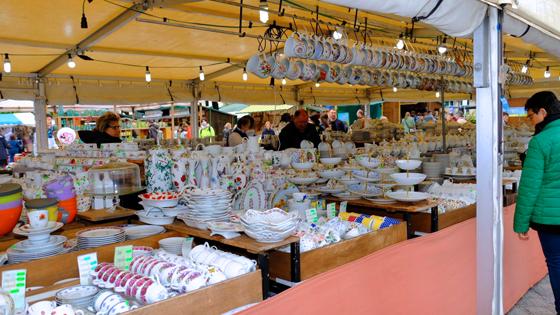 Jede Menge Geschirr und Porzellan findet man bei einem Besuch auf der Kirchweihdult. Foto: Robert Bösl