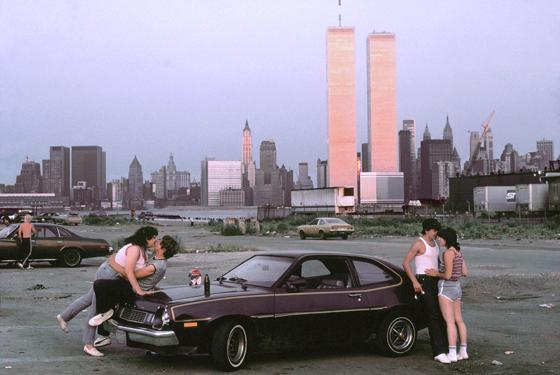 Ein typisches Beispiel für die bestechenden Fotografien von Thomas Hoepker ist "USA, New York, NY, 1983. Lover's lane at the New Jersey docks with view of the World Trade Center at sunset". Foto: ©Thomas Hoepker | Magnum Photos