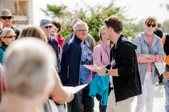 Als Gästeführer auf der Landesgartenschau vermittelt man wissen rund um die Ausstellungen an die interessierten Besucher. Foto: ByLGS