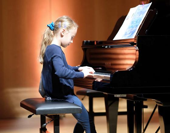 Die Klavierspieler der Musikschule Grünwald laden ein zum Konzert. Foto: Musikschule Grünwald