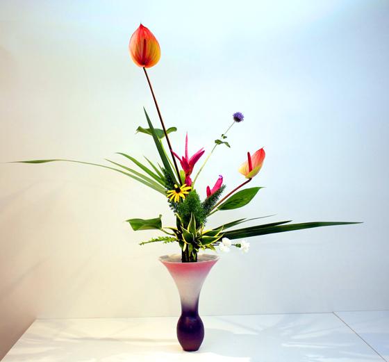 Das japanische Zeichen für Ikebana bedeutet sinngemäß etwa: Blumen zu ihrer eigentlichen, schönsten Gestalt zu erwecken. Eine Ausstellung dazu findet in Vaterstetten statt.  Foto: red