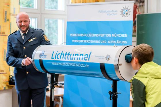 Der "Lichttunnel" simuliert Lichtverhältnisse, um insbesondere Kindern und älteren Menschen eindrucksvoll zu zeigen, dass die Erkennbarkeit im Straßenverkehr mit Warnweste und Licht deutlich gesteigert werden kann. Foto: Polizeipräsidium München