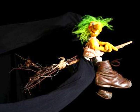 Einen echten Besen wünscht sich die Hexe Hilda, denn ihr Spielzeugbesen fliegt nicht gut. Foto: VA