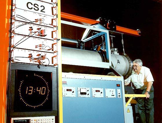 Die Atomuhr CS2 der Physikalisch-Technischen Bundesanstalt ist so exakt, dass sie nicht einmal drei Minuten nachginge - wenn sie bereits seit der Geburt des Universums vor 13.7 Milliarden Jahren laufen würde. F.: Physikalisch-Technische Bundesanstalt