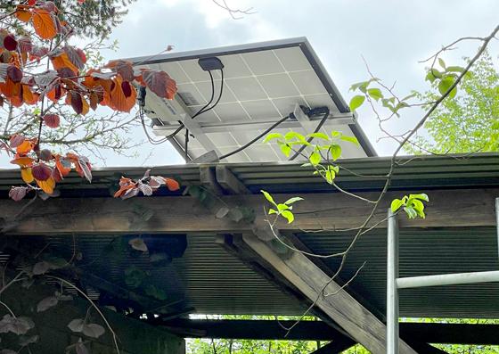 Es muss nicht immer der Balkon sein, auch auf dem Gartenschuppen passen die Solarmodule. Foto: pst