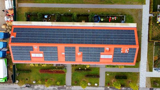Die ersten Anlagen vom Münchens größtem Mieterstromprojekt sind fertiggestellt. Die auf dem Dach produzierte Energie lässt sich direkt in den Wohnungen darunter nutzen.  Foto: SWM