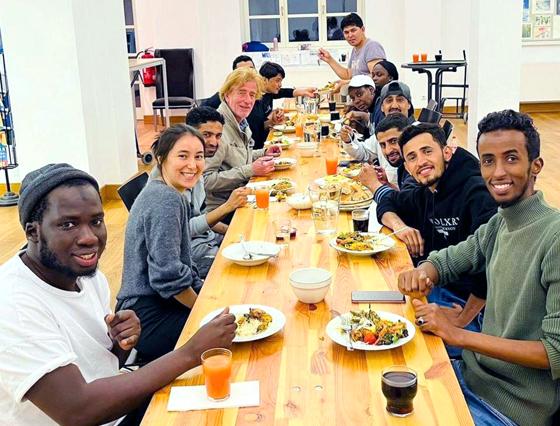 Auf Menschen und Speisen aus verschiedenen Nationen trifft man beim Mittagessen von 'Kultur schmeckt' in der Mohr-Villa.  Foto: VA