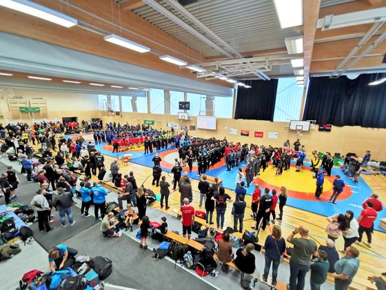 Über 300 Ringerinnen und Ringer aus dem In- und Ausland zeigten ihr Können beim bisher größten Schüler- und Jugendturnier des ESV München-Ost. Foto: Verein
