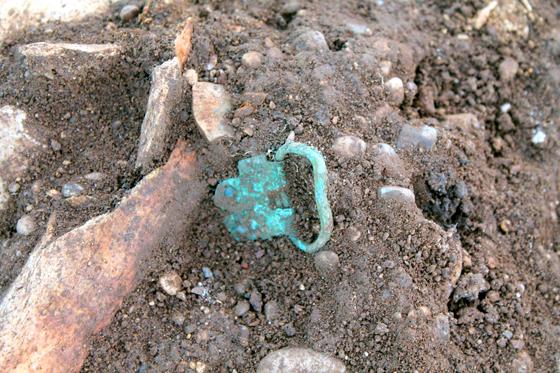 Auch diese spätantike Schnalle kam bei den Grabungen am Lerchenauer Feld zutage.  Foto: 3Archäologen