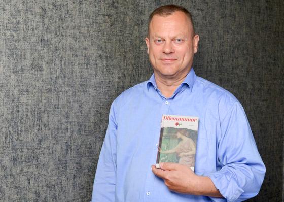 Der Münchner Autor Holger Kiefer präsentiert seinen Roman "Dilemmamor". Für sein Buch wurde Kiefer von der Münchner Kulisse inspiriert. Foto: Holger Kiefer, 2023