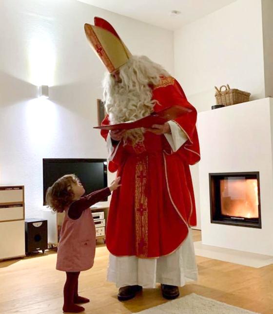 Staunende Kinderaugen sind gewiss, wenn der Nikolaus ganz persönlich vorbeikommt. Foto: Kolpingsfamilie
