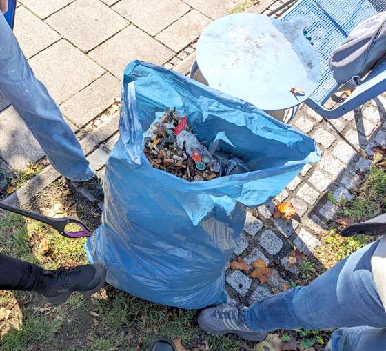 Von Zigrarettenkippen bis zum Kaffeebecher kommt einiges zusammen bei einer Clean-Up-Aktion.  Foto: VA