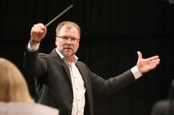 Der Dirigent Matthias Schelle wird den Konzertabend gestalten.  Foto: Christian Obermeier