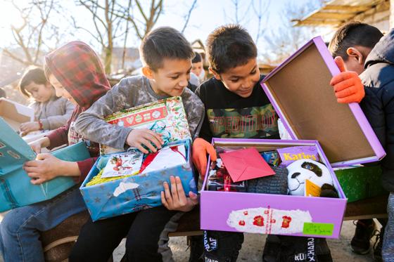 Bei Weihnachten im Schuhkarton kann jeder mitmachen und einem bedürftigen Kind damit Wertschätzung entgegenbringen. Foto: Jacie Smeltzer/Samaritian's Pursue