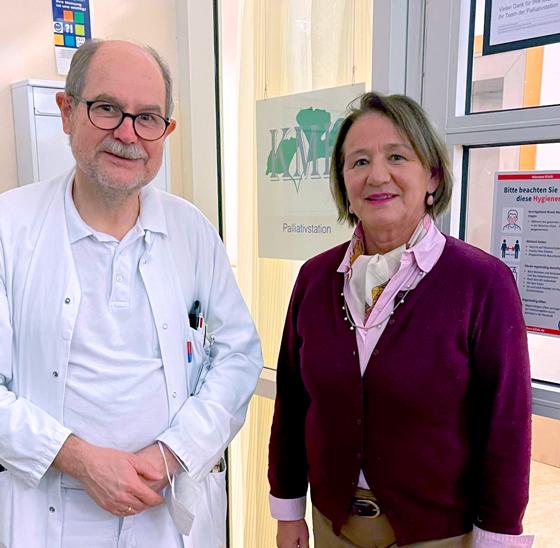 Dr. Hans Pohlmann und Verena Gräfin von Plettenberg hoffen auf viele Spenden für die Arbeit der Palliativstation des Harlachinger Krankenhauses. Foto: hw