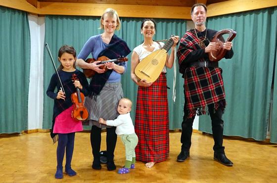 Einige der Musiker von Ceoltori, die bei der Perlacher Variante von „Lessons and Carols“ aufspielen werden.“ Foto: Melanie Poster-Hartmann