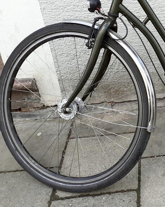 Damit man mit den dünnen Fahrradreifen nicht zu Fall kommt, werden in diesem Winter testweise einige Radwege gesalzen.  Foto: mha
