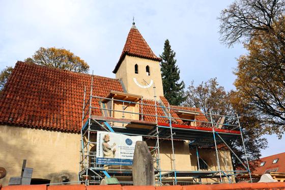 Das Nikolauskirchlein im Englschalkinger Ortskern wird saniert, nachdem es einsturzgefährdet war. Im Frühjahr 2024 soll die Kirche wieder genutzt werden können. Foto: bas